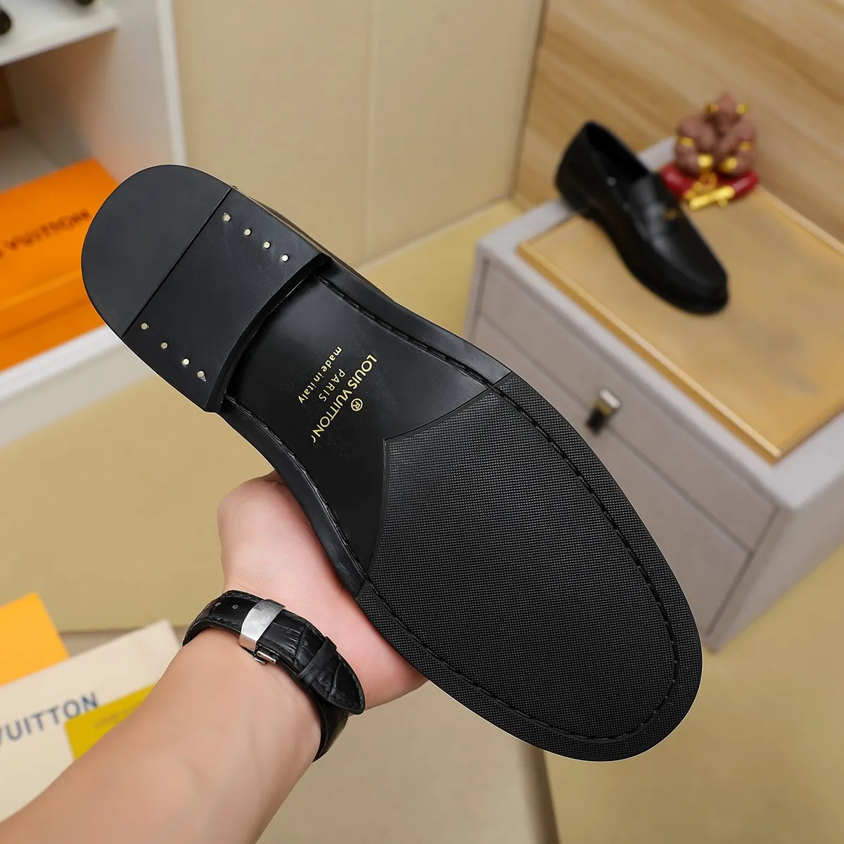 Men's shoes 460 💰 Louis Vuitton LV ® 🆕 model 🔛 full shoe counter, first layer cowhide, 🐂leather lining casual shoes for men, super soft outsole, a must-have for driving. Synchronized with the counter, original first layer cowhide, completely 1:1 mold customization 🌹 top version, color optional! Number: 38-44 (45.46 customized)